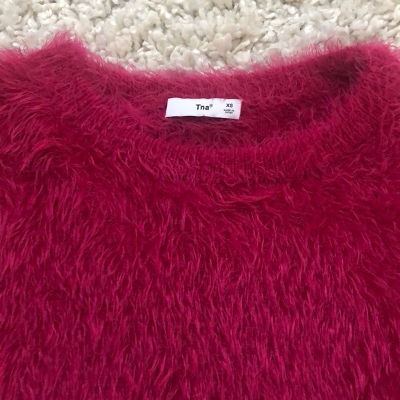 Fuzzy cropped magenta sweater - Picture 2 of 3